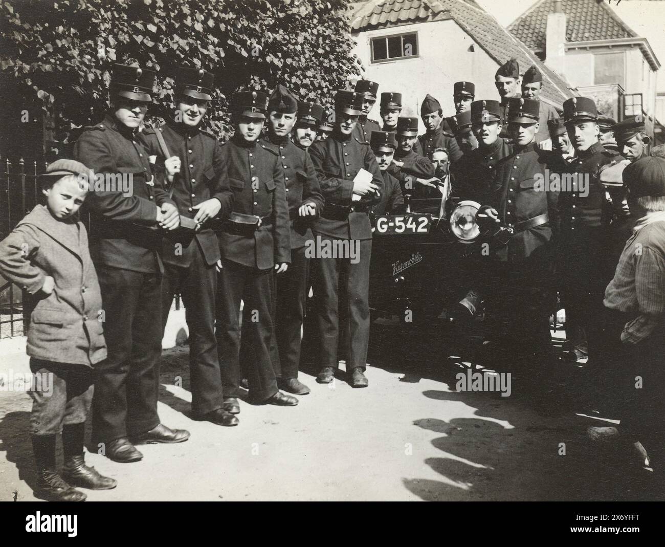 Soldaten in und in der Nähe eines Hupmobil in Alphen aan den Rijn, während der allgemeinen Mobilisierung, Foto, Dirk van der Mark, (möglicherweise), Alphen aan den Rijn, 1914 - 1918, baryta-Papier, Gelatinedruck, Höhe, 88 mm x Breite, 115 mm Stockfoto
