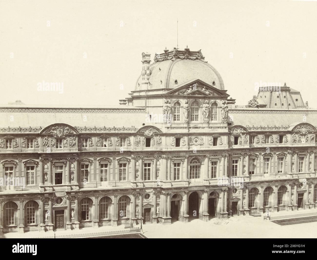 Innenhof des Louvre in Paris, Cour du Louvre (Titel auf Objekt), Foto, Achille Quinet, (auf Objekt erwähnt), Paris, 1865 - 1880, Papier, Albumendruck, Höhe, 192 mm x Breite, 245 mm, Höhe, 308 mm x Breite, 430 mm Stockfoto