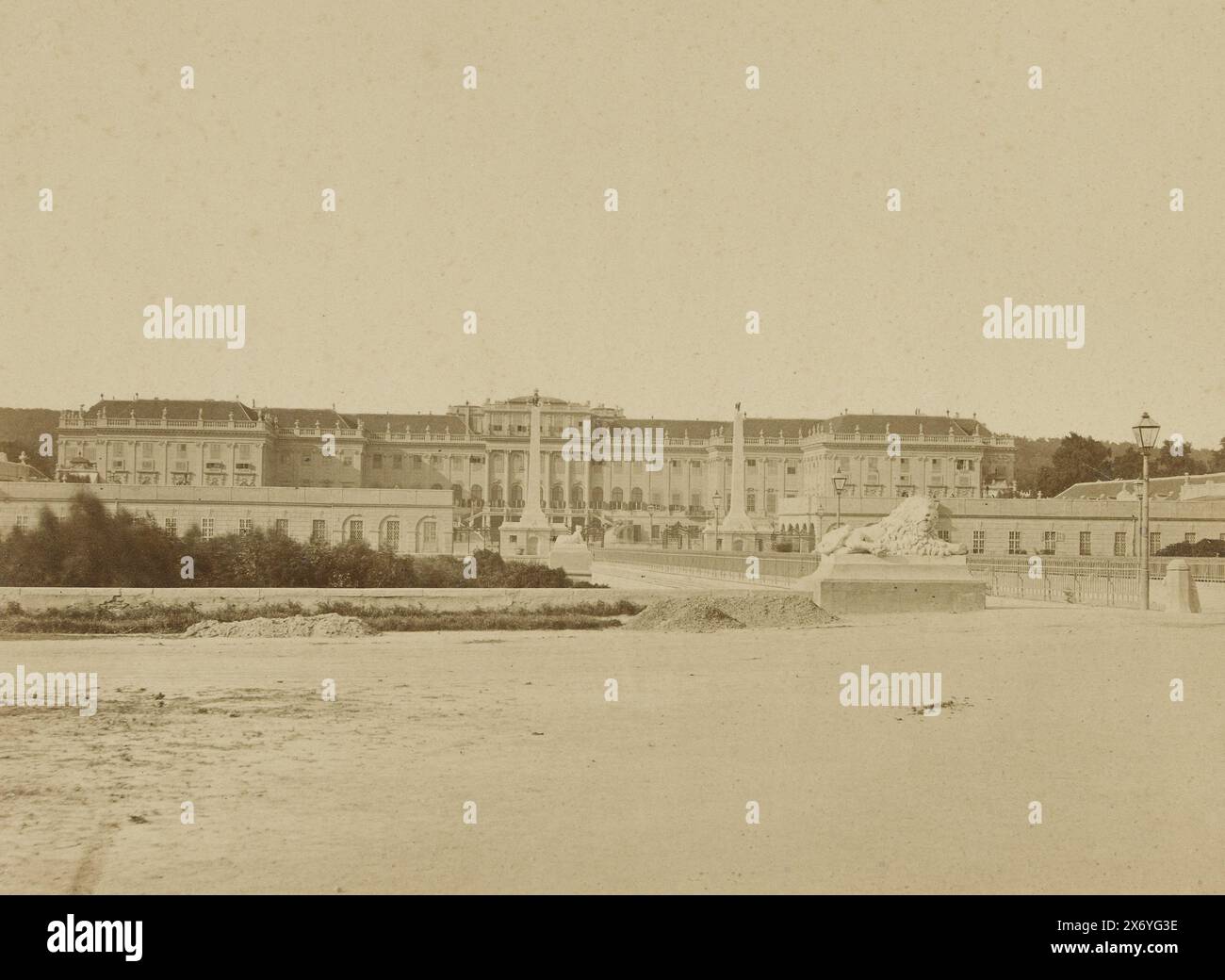 Blick auf Schloss Schönbrunn in Wien, Österreich, Wien (Serientitel), Foto, Carl Haack, (zum Gegenstand erwähnt), Herausgeber: Carl Haack, (zum Gegenstand erwähnt), Wien, 1880 - 1900, Karton, Albumendruck, Höhe, 328 mm x Breite, 408 mm Stockfoto