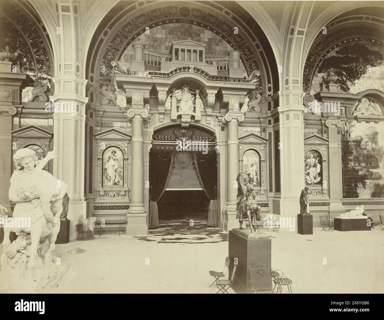 Ansicht des Eingangs zur Sektion Bildende Künste der Pariser Weltausstellung 1878, Paris, Ausstellung 1878 - Entrée de la section des Beaux Arts (Titel zum Objekt), Fotografie, anonym, nach Entwurf: Paul Sédille, (erwähnt zum Objekt), Paris, 1878, Papier, Albumendruck, Höhe, 180 mm x Breite, 235 mm, Höhe, 196 mm x Breite, 240 mm Stockfoto