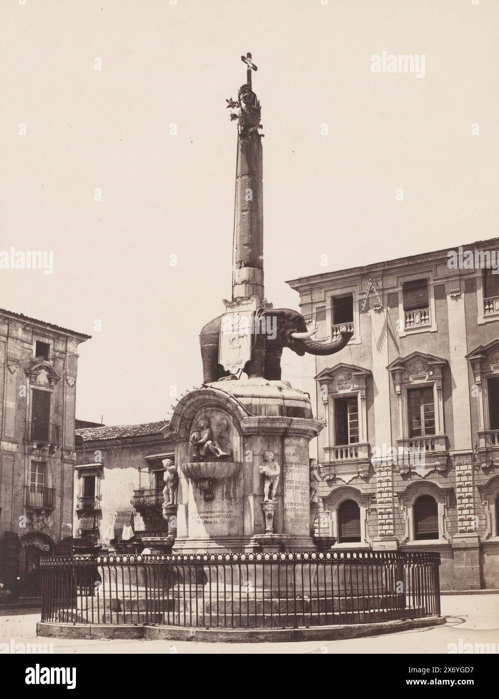 Elefantenbrunnen auf der Piazza del Duomo in Catania, Italien, Fontana dell'Elefante (Titel auf Objekt), Catania (Titel auf Objekt), Foto, Roberto Rive, (zugeschrieben), Catanië, 1860 - 1889, Karton, Albumendruck, Höhe, 254 mm x Breite, 191 mm, Höhe, 385 mm x Breite, 309 mm Stockfoto