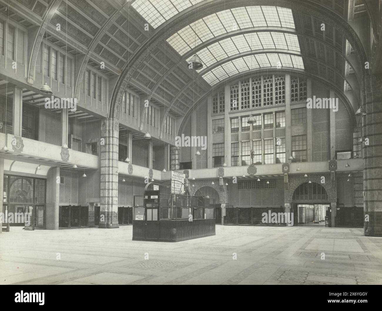 Innenraum der Börse in Amsterdam, Foto, anonym, unbekannt, nach 1913 - 1940, fotografischer Träger, Gelatinedruck, Höhe, 171 mm x Breite, 231 mm Stockfoto