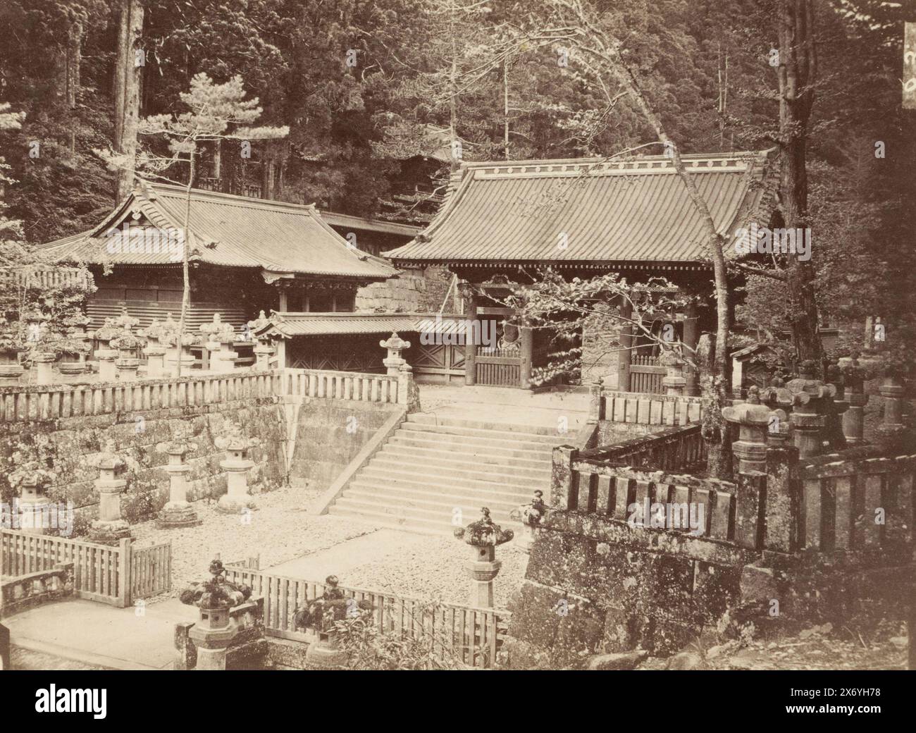 Mausoleum von Tokugawa Iemitsu im Nikkō Tōshō-gū, Grab von Taiyuko (der dritte Shogun der Tokugawa-Familie) in Nikkō, Japan (Titel auf Objekt), Foto, anonym, Nikko, 1884, Papier, Albumendruck, Höhe, 109 mm x Breite, 149 mm, Höhe, 161 mm x Breite, 191 mm Stockfoto
