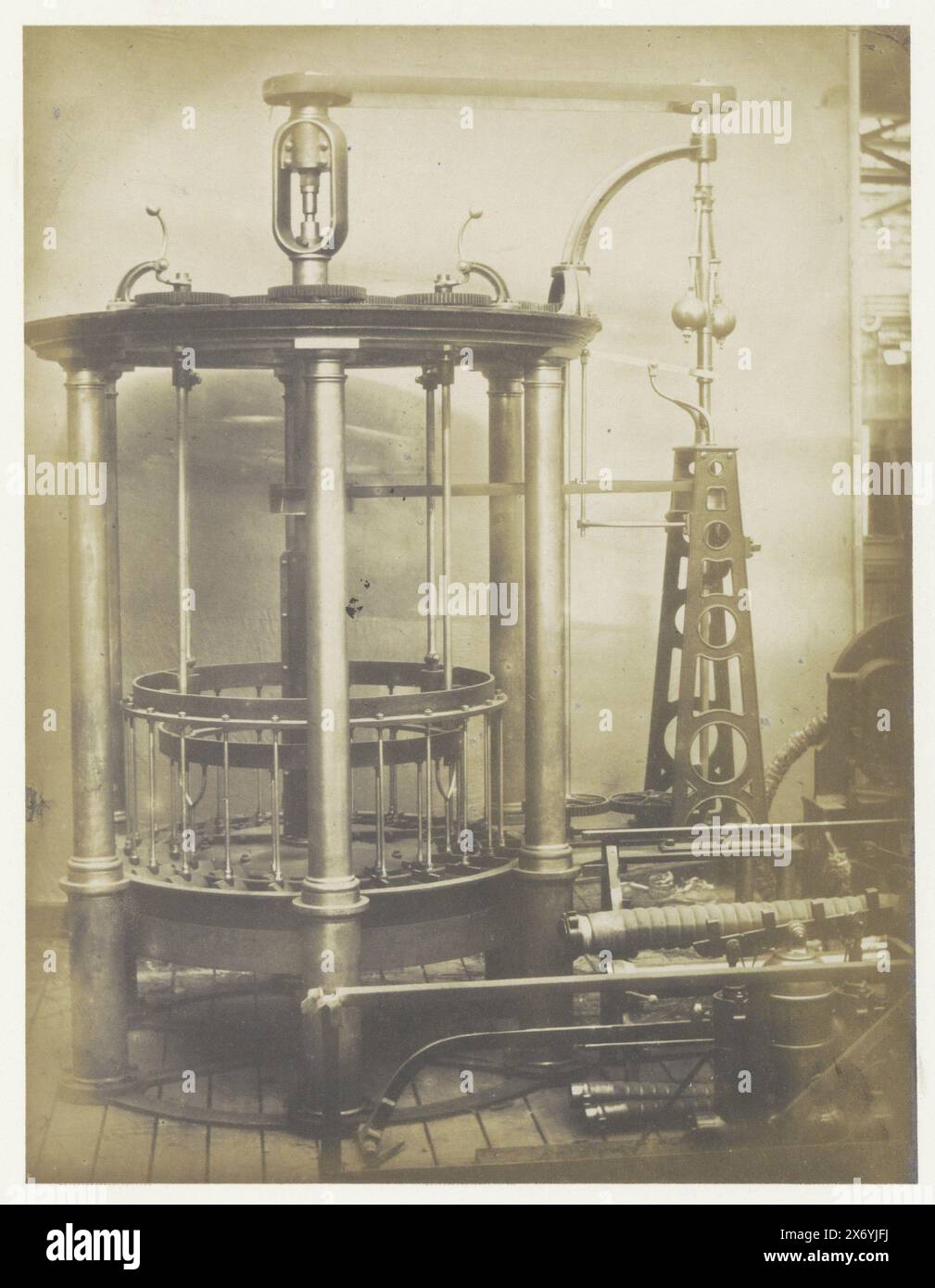 Fromonts Turbine bei der Great Exhibition of the Works of Industry of All Nations 1851 im Crystal Palace in London, Turbine. Fromont (Titel zum Objekt), Fotografie, C. M. Ferrier & F. von Martens, (zugeschrieben), Drucker: Nicolaas Henneman, Drucker: Robert Jefferson Bingham, London, 1851, fotografische Unterstützung, gesalzener Papierdruck, Höhe, 213 mm x Breite, 163 mm Stockfoto