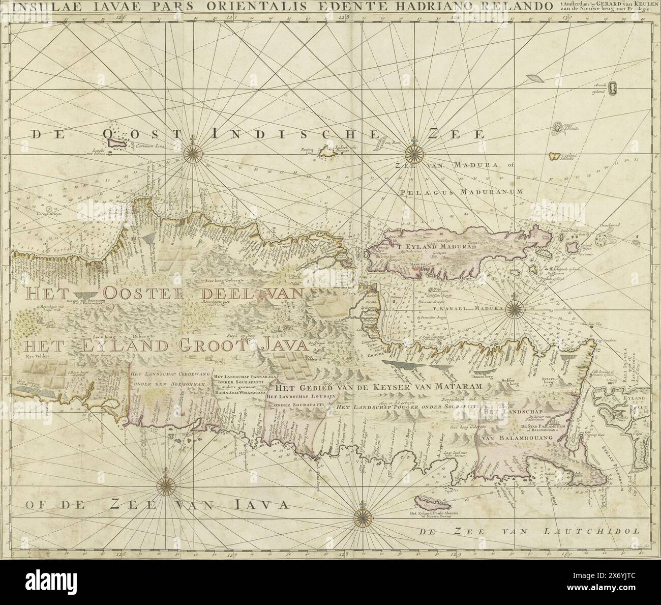 Karte des östlichen Teils von Java, Insulae Javae pars orientalis Edinte Hadriano Relando (Titel auf Objekt), Karte von Ost-Java. Von oben aus hat man einen Blick auf Batavia vom Wasser. Es gibt fünf Kompassrosen und die Karte zeigt topografische Details: Reisfelder, Berge, wilde Tiere usw. Mit der Insel Madura. Für die Skala siehe linke Hälfte. Rechte Hälfte einer Karte der gesamten Insel Java., Druck, Adriaan Reeland, (auf dem Objekt erwähnt), Druckerei: Jacob Keyser, (auf dem Objekt erwähnt), Herausgeber: Gerard van Keulen, (auf dem Objekt erwähnt), Amsterdam, 1728, Papier, Gravur, Höhe, 559 mm Stockfoto