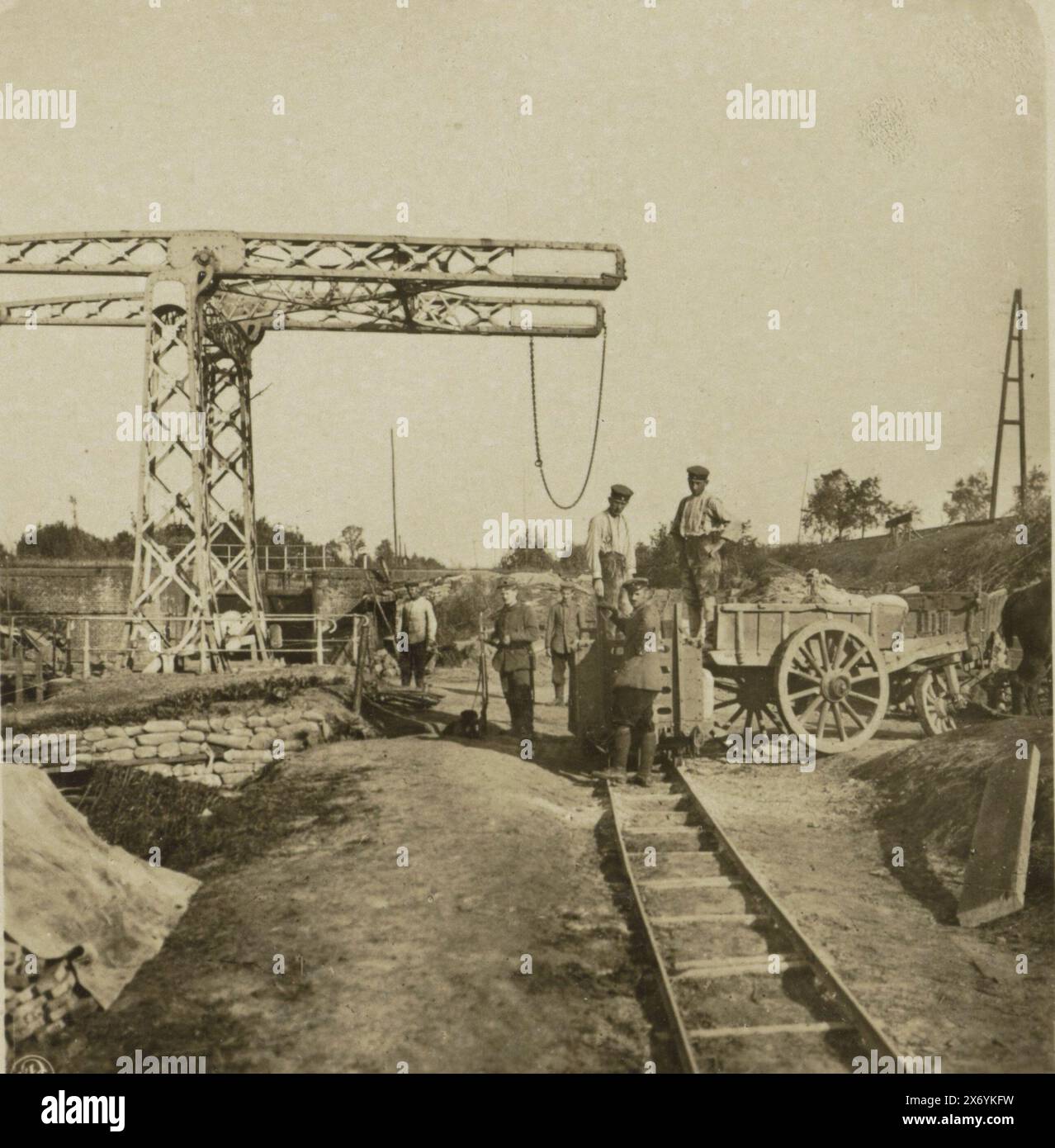 Deutsche Soldaten entladen Baumaterial während des Ersten Weltkriegs. Feldgraue beim Avelden v. Baumaterial in Commissey, Stereographie, anonym, Verlag: Neue Photographische Gesellschaft, Deutschland, Verlag: Dresden, 1918 - 1940, fotografischer Träger, Höhe, 88 mm x Breite, 180 mm Stockfoto