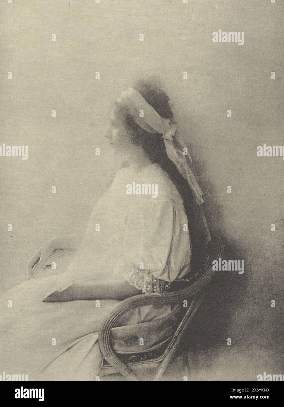 Porträt einer unbekannten Frau, Porträt (Titel auf Objekt), fotomechanischer Druck, Baron O. de Laudon, (erwähnt auf Objekt), Fillon & Heuse, (erwähnt auf Objekt), Drucker: Charles Wittmann, (auf dem Objekt erwähnt), Paris, ca. 1891 - in oder vor 1896, Papier, Höhe, 185 mm x Breite, 138 mm Stockfoto