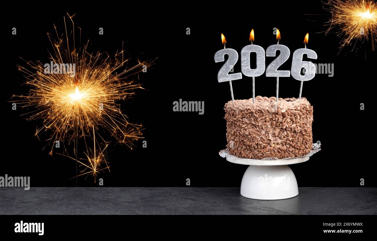 Glückliches neues Jahr 2026 auf Kuchen auf schwarzem Hintergrund Stockfoto