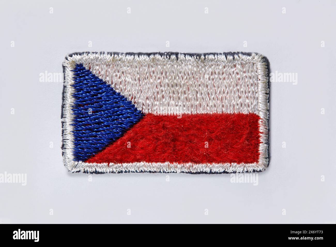 Ein kleines gesticktes Emblem der tschechischen Nationalflagge, das drei Farben hat: Blau, weiß und rot Stockfoto
