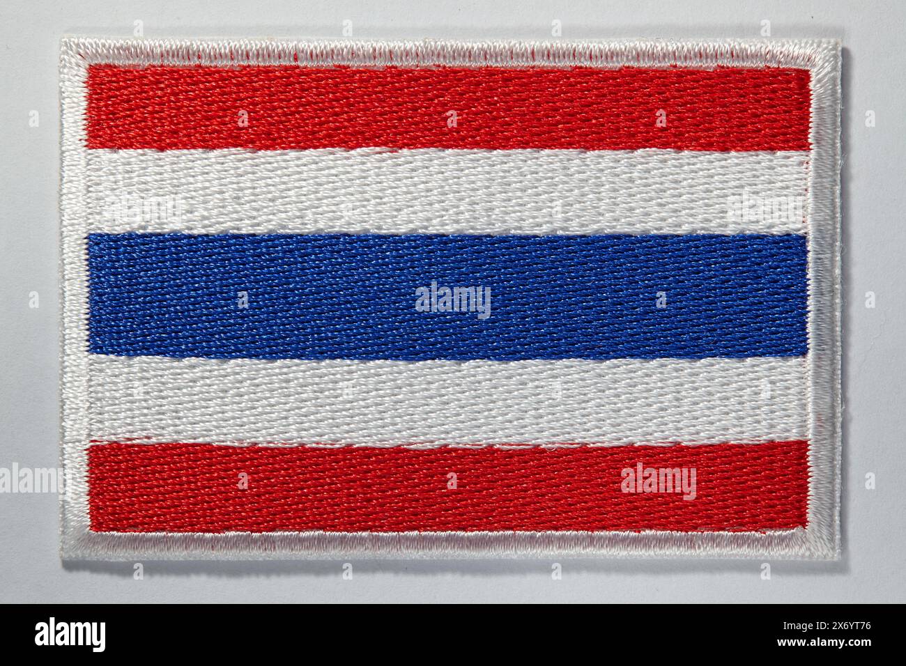 Mit thailändischer Flagge aufgesticktes Emblem auf weißem Hintergrund Stockfoto