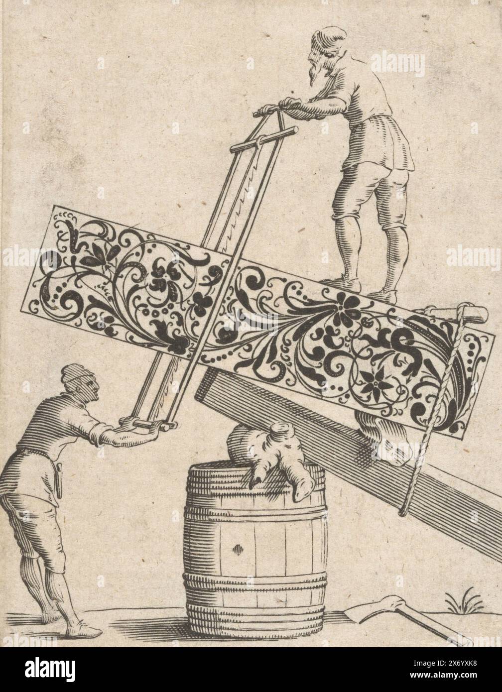 Schwertgriff-Design, gespiegelte Kopie eines Schwertgriffs-Designs, verziert mit einem Laub aus Blättern und Blumen. Das Design wird als Holzbalken präsentiert, der von zwei Männern gesägt wird., Druck, Druckerei: Jacob von der Heijden, Verlag: Jacob von der Heijden, Druckerei: Jean Toutin, (Kopie danach), Straatsburg (Frankrijk), nach 1619, Papier, Gravur, Höhe, 102 mm x Breite, 79 mm Stockfoto