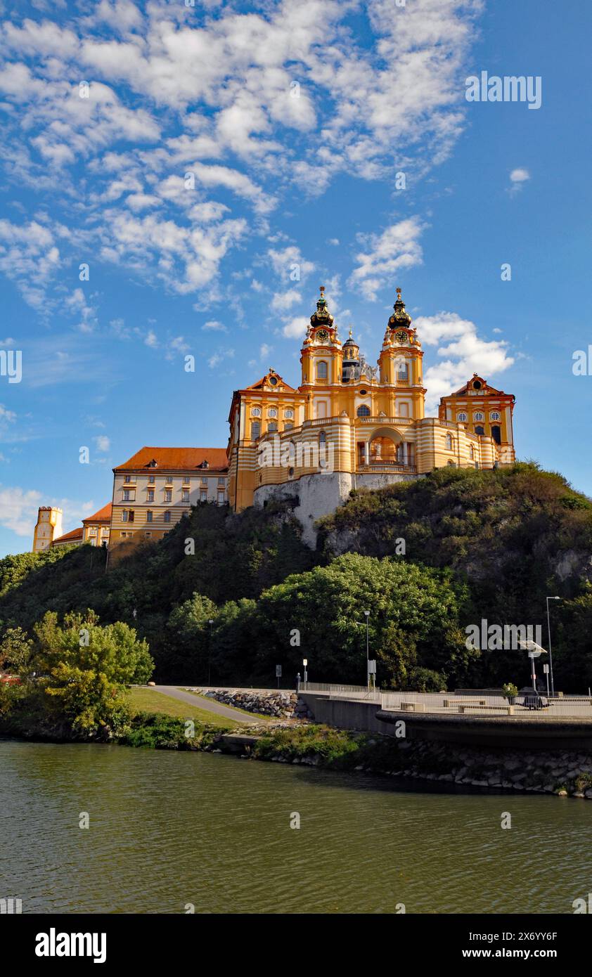 Das historische Kloster Melk, ein Wahrzeichen des Wachautals, liegt auf einem Felsvorsprung über der Donau in Melk, Österreich. Stockfoto