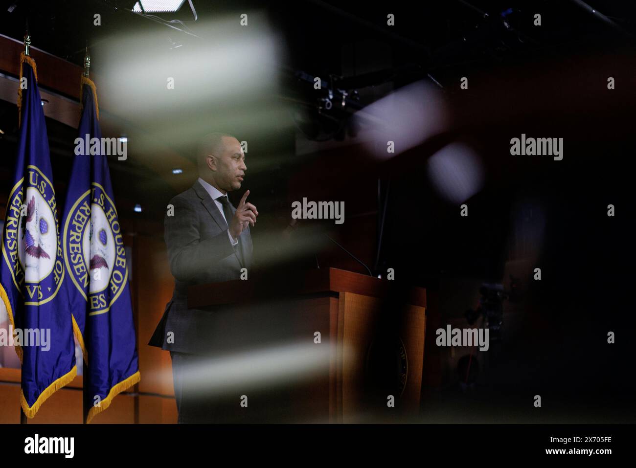 Washington, Vereinigte Staaten. Mai 2024. Hakeem Jeffries (Demokrat von New York) spricht während einer Pressekonferenz im US-Kapitol in Washington DC am Donnerstag, den 16. Mai 2024. Quelle: Aaron Schwartz/CNP/dpa/Alamy Live News Stockfoto