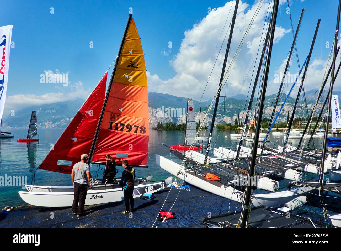 Gardasee, Italien, 16. April 2024: Einrichtung eines Katamarans mit Red Sails für eine Reise über den Gardasee Stockfoto