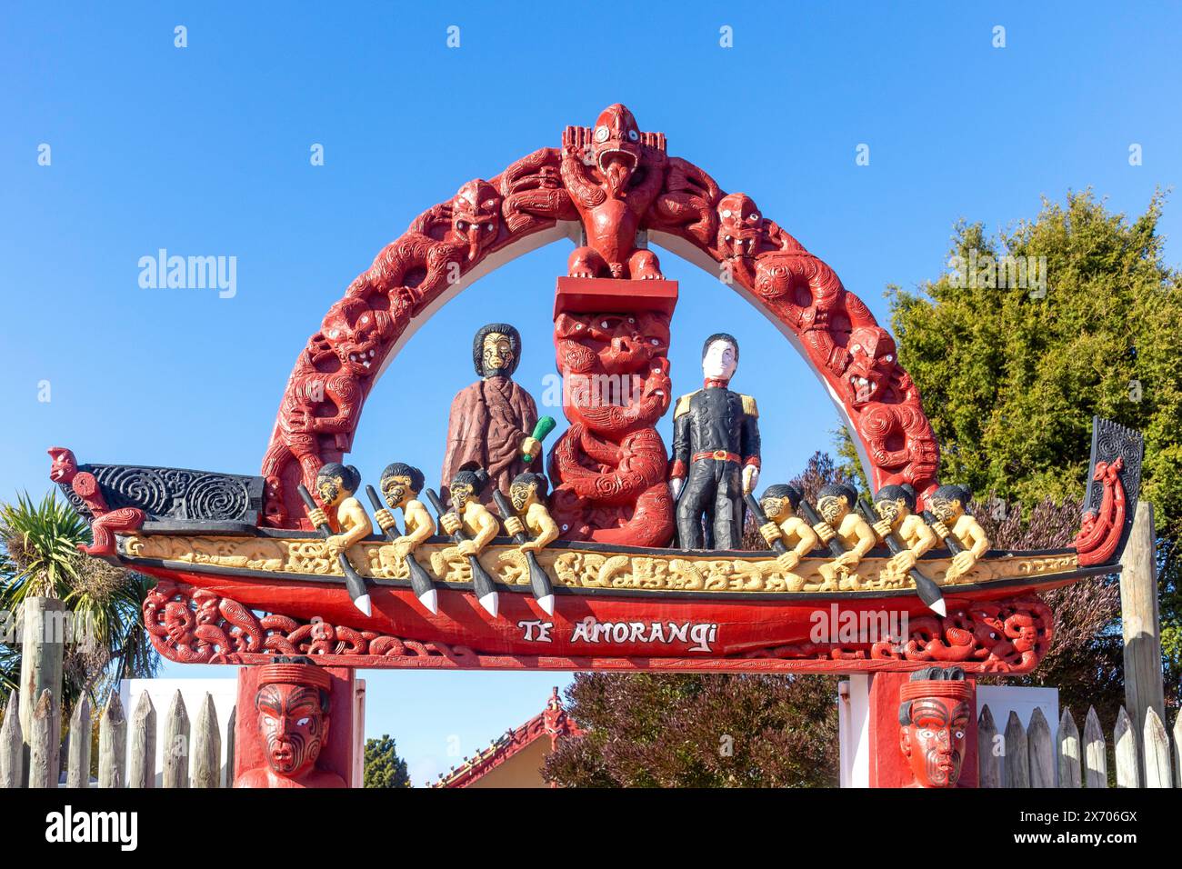 TE Amorangi Gateway Maori Carvings, Ngā Hau e Whā National Marae, Pages Road, Bromley, Christchurch (Ōtautahi), Canterbury, Neuseeland Stockfoto