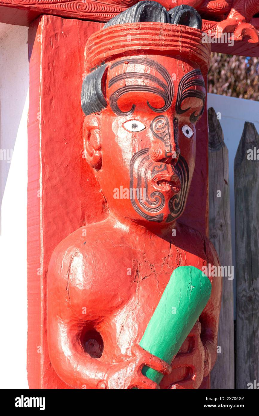 TE Amorangi Gateway Maori Carving, Ngā Hau e Whā National Marae, Pages Road, Bromley, Christchurch (Ōtautahi), Canterbury, Neuseeland Stockfoto