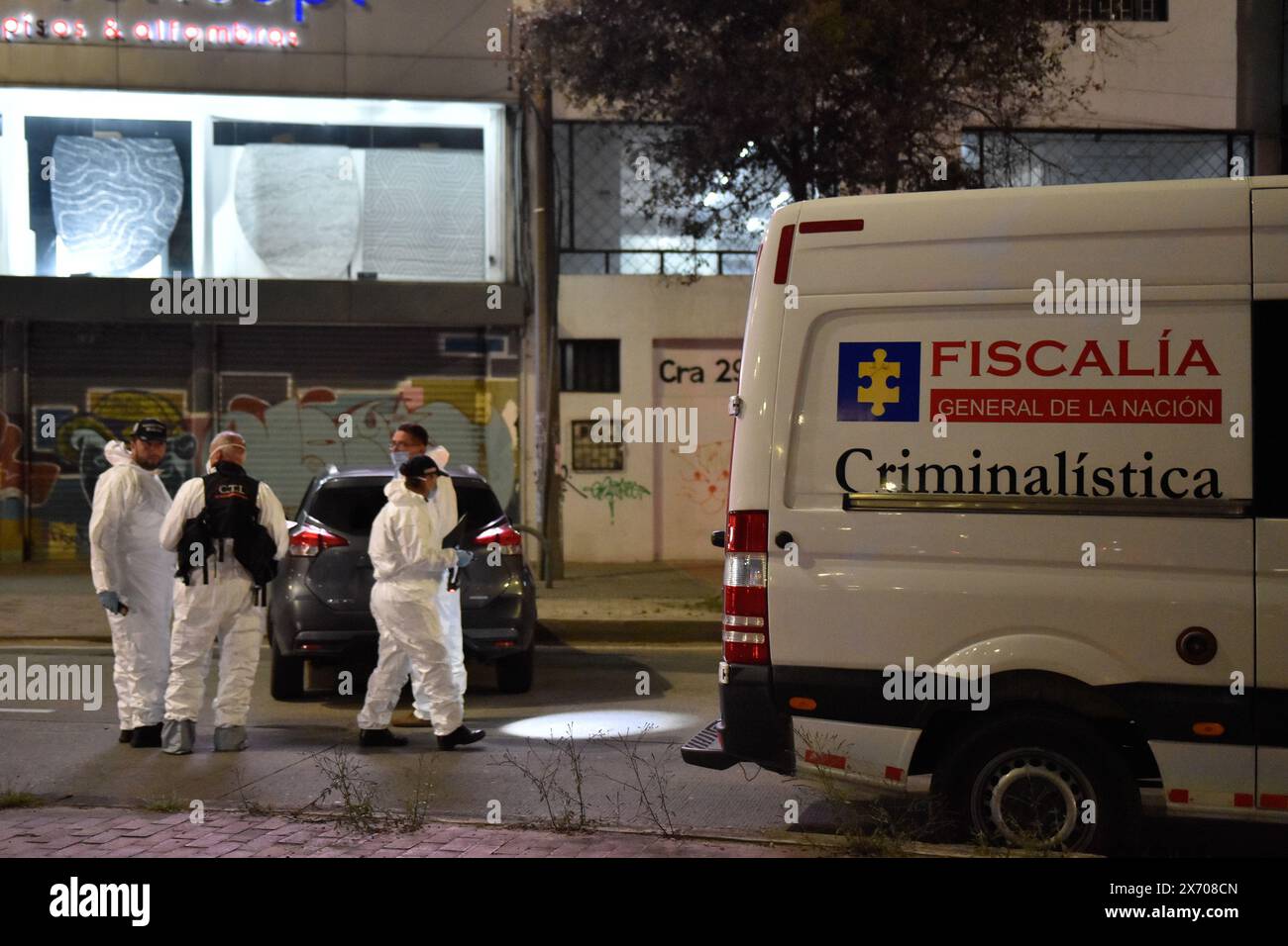 Bogota, Kolumbien. Mai 2024. Gerichtsmediziner und Polizisten untersuchen den Tatort, an dem der Direktor des La Modelo Gefängnisses Elmer Fernandez am 16. Mai 2024 in Bogota ermordet wurde. Elmer Fernandez ein pensionierter Polizeioberst wurde am Donnerstag in Bogota erschossen, nachdem er mehrere Todesdrohungen erhalten hatte, sagte die Regierung. Foto: Cristian Bayona/Long Visual Press Credit: Long Visual Press/Alamy Live News Stockfoto