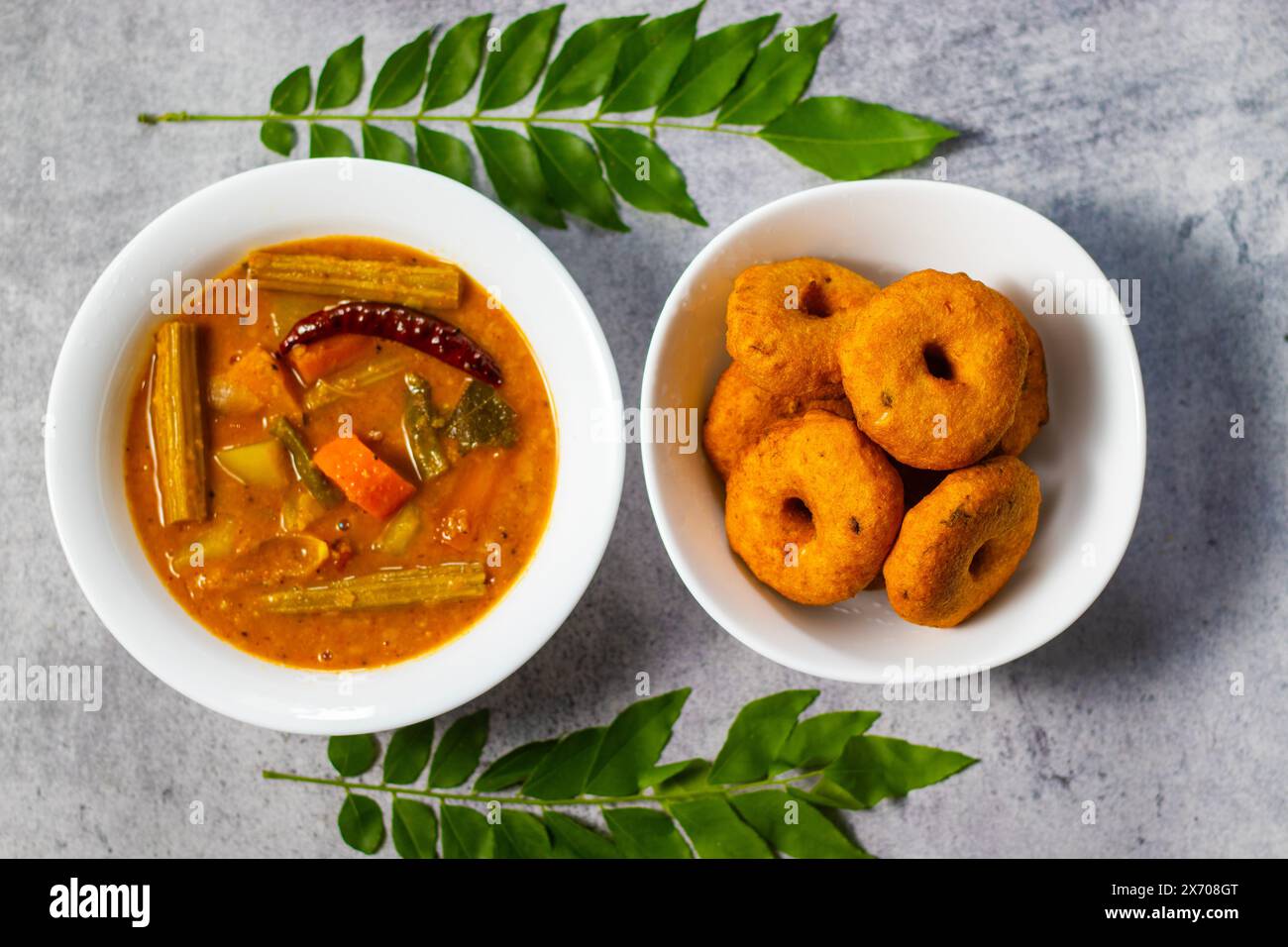 Selektiver Fokus auf das berühmte südindische Essen „Medu Vada“ mit Sambar und Kokosnuss-Chatney. Stockfoto