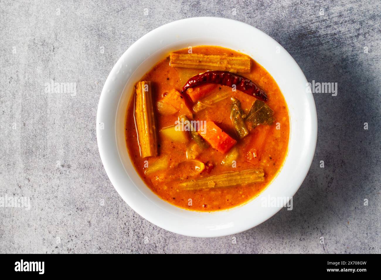 Südindisches Essen 'Sambar Curry' ist fertig zu essen. Stockfoto