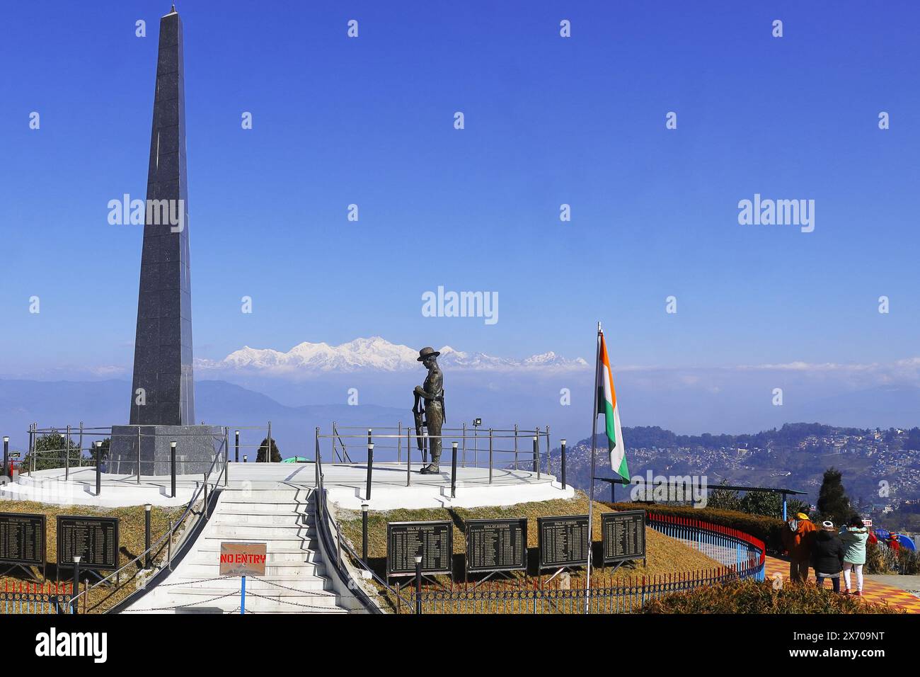 Darjeeling, West Bengalen, Indien - 15. Februar 2022: Batasia Loop war Memorial, wunderschönes Denkmal, das dem Gurkha-Regiment gewidmet ist, einem berühmten Wahrzeichen Stockfoto