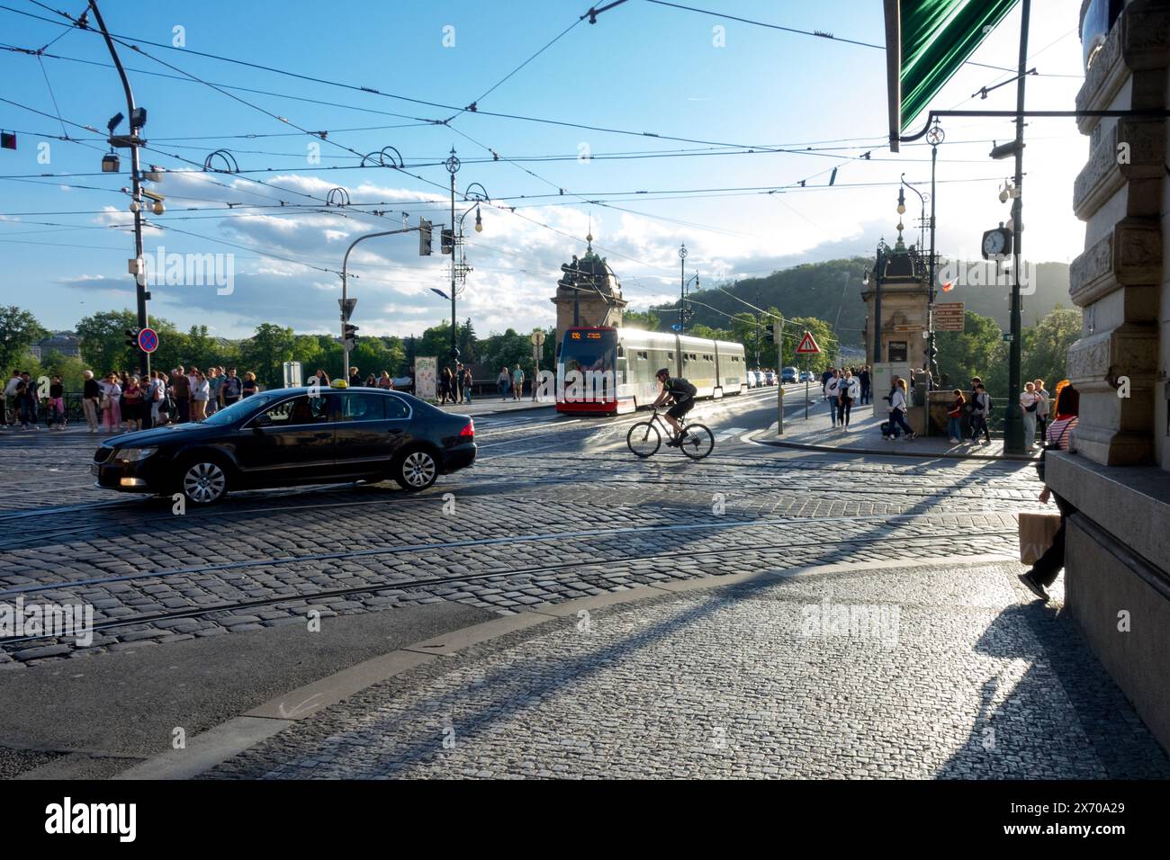 Prager Radfahrer-Kreuzung der Legionsbrücke und Masaryk-Damm Stockfoto