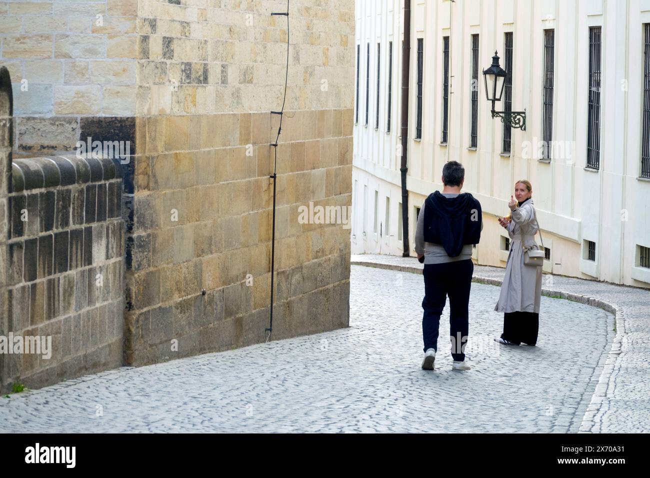 Prager Burg Paar spazieren in der Jirska Straße Hradcany Viertel Kopfsteinpflaster Stockfoto