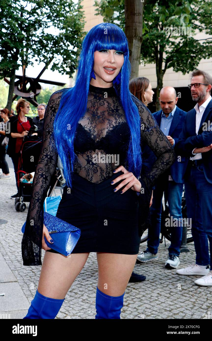 Micaela Schäfer beim 20 Jahre Blue man Group Event im Stage Bluemax Theater. Berlin, 16.05.2024 *** Micaela Schäfer beim 20-jährigen Jubiläum Blue man Group Event im Stage Bluemax Theater Berlin, 16 05 2024 Foto:XA.xBuggex/xFuturexImagex Blue man 4528 Stockfoto