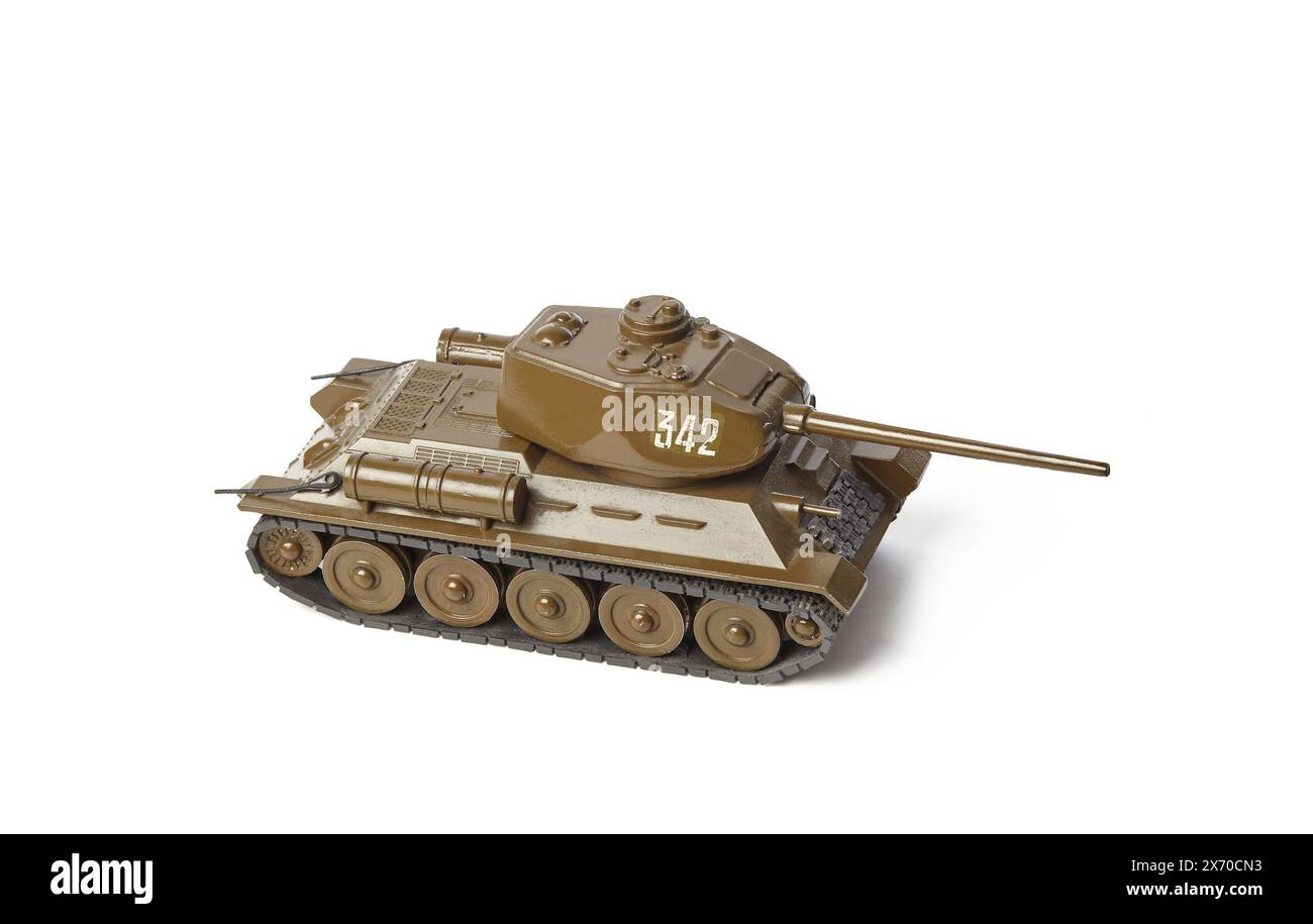 Altes sowjetisches Panzermodell T-34 isoliert auf weißem Hintergrund. Sowjetischer T34-Panzer aus dem 2. Weltkrieg Stockfoto