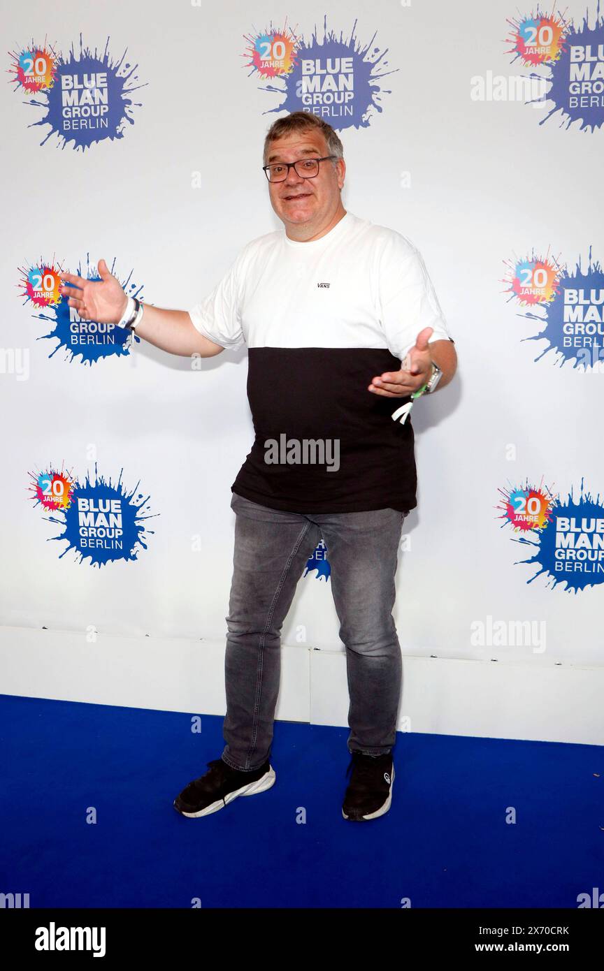 Elton beim 20 Jahre Blue man Group Event im Stage Bluemax Theater. Berlin, 16.05.2024 *** Elton beim 20-jährigen Jubiläum Blue man Group Event im Stage Bluemax Theater Berlin, 16 05 2024 Foto:XA.xBuggex/xFuturexImagex Blue man 4580 Stockfoto