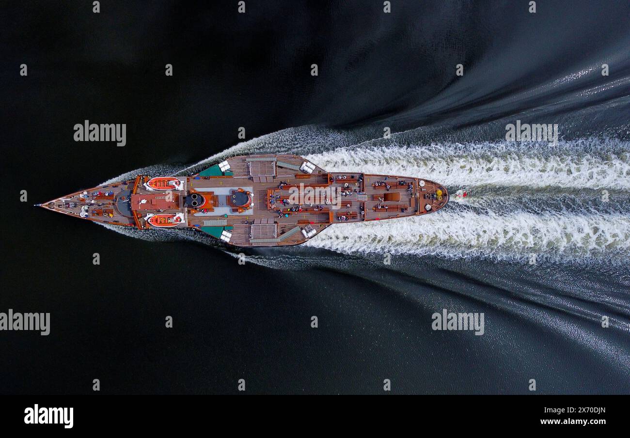 Erskine, Schottland. 13. Juli 2021. Der Raddampfer Waverley segelt flussabwärts auf dem Fluss Clyde von Glasgow aus zu Kreuzfahrten um die Clyde Mündung Stockfoto