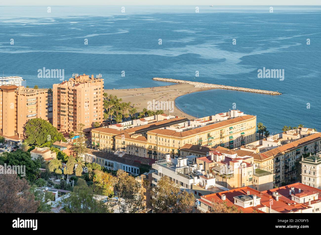 Aus der Vogelperspektive auf den sandigen Malagueta-Strand in Malaga, Spanien Stockfoto