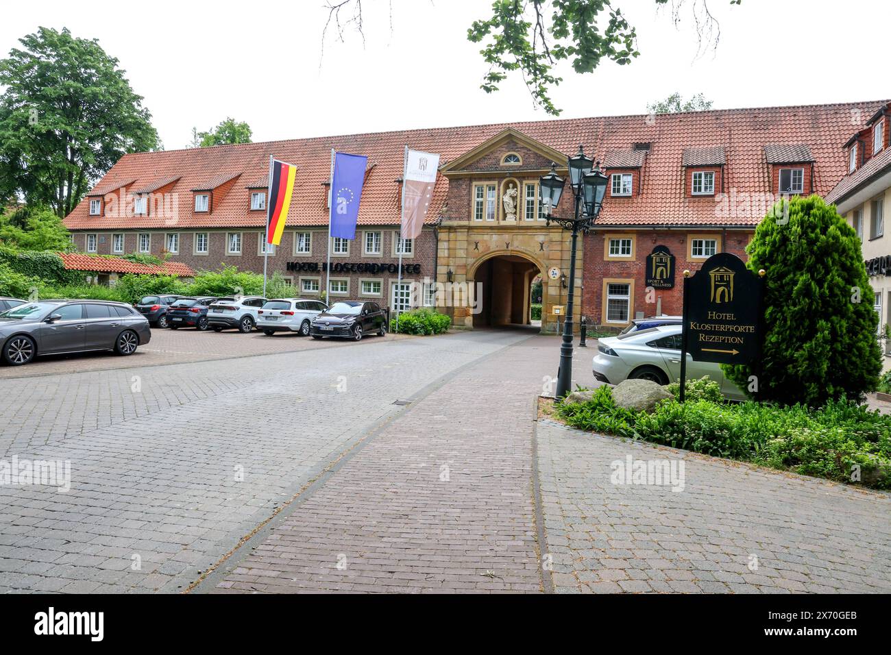 kloster-marienfeld-die-ehemalige-zisterzienserabtei-liegt-im-stadtteil