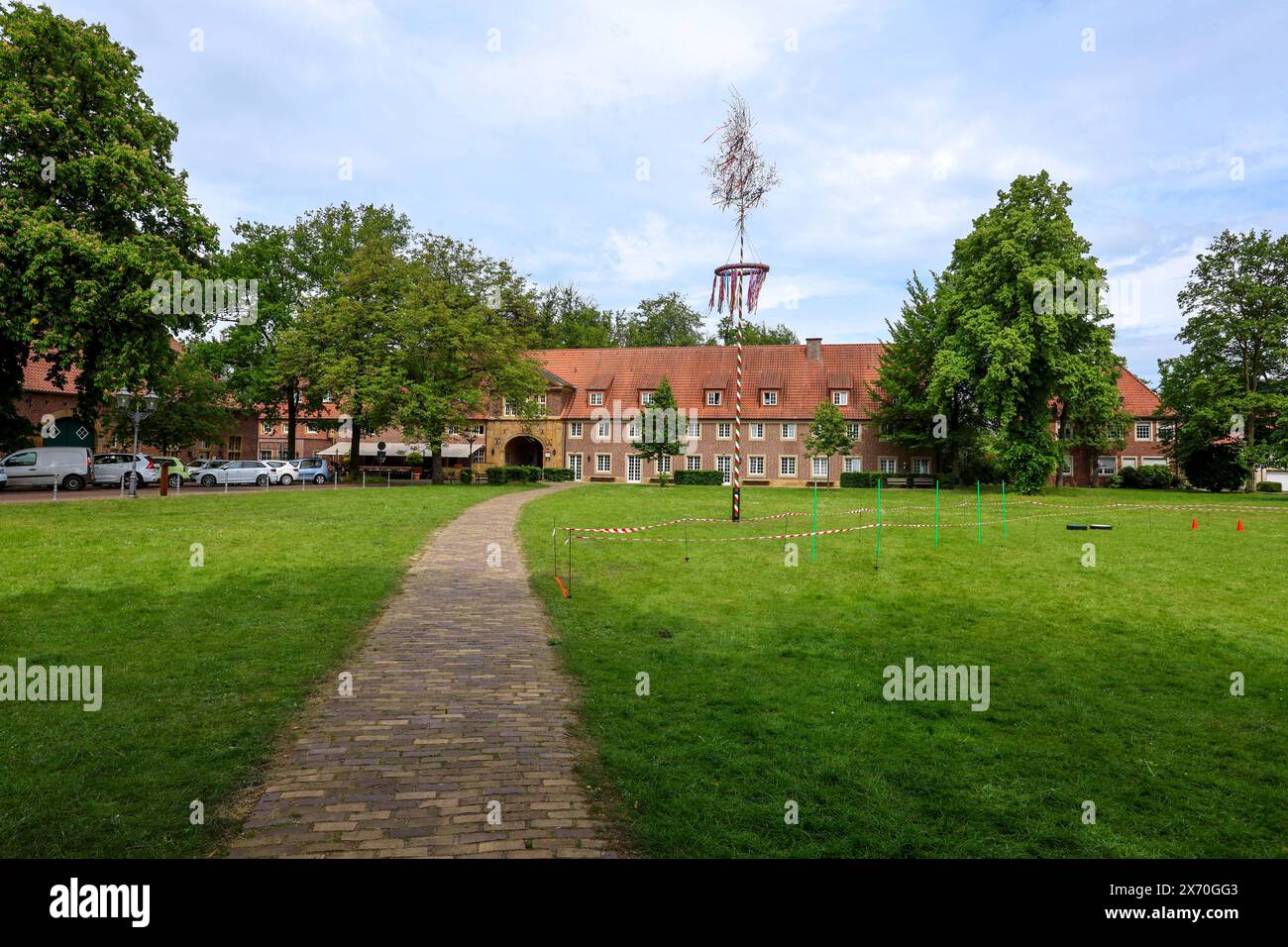 Kloster Marienfeld. Die ehemalige Zisterzienserabtei liegt im Stadtteil Marienfeld. Teilweise wird die Klosteranlage als Hotelbetrieb genutzt. Hotel-Residence Klosterpforte. Eventhaus alte Abtei. Harsewinkel, Nordrhein-Westfalen, DEU, Deutschland, 16.05.2024 *** Kloster Marienfeld das ehemalige Zisterzienserkloster befindet sich im Stadtteil Marienfeld die Klosteranlage wird teilweise als Hotel Residence Klosterpforte Eventhaus alte Abtei Harsewinkel, Nordrhein-Westfalen, DEU, Deutschland, 16 05 2024 genutzt Stockfoto