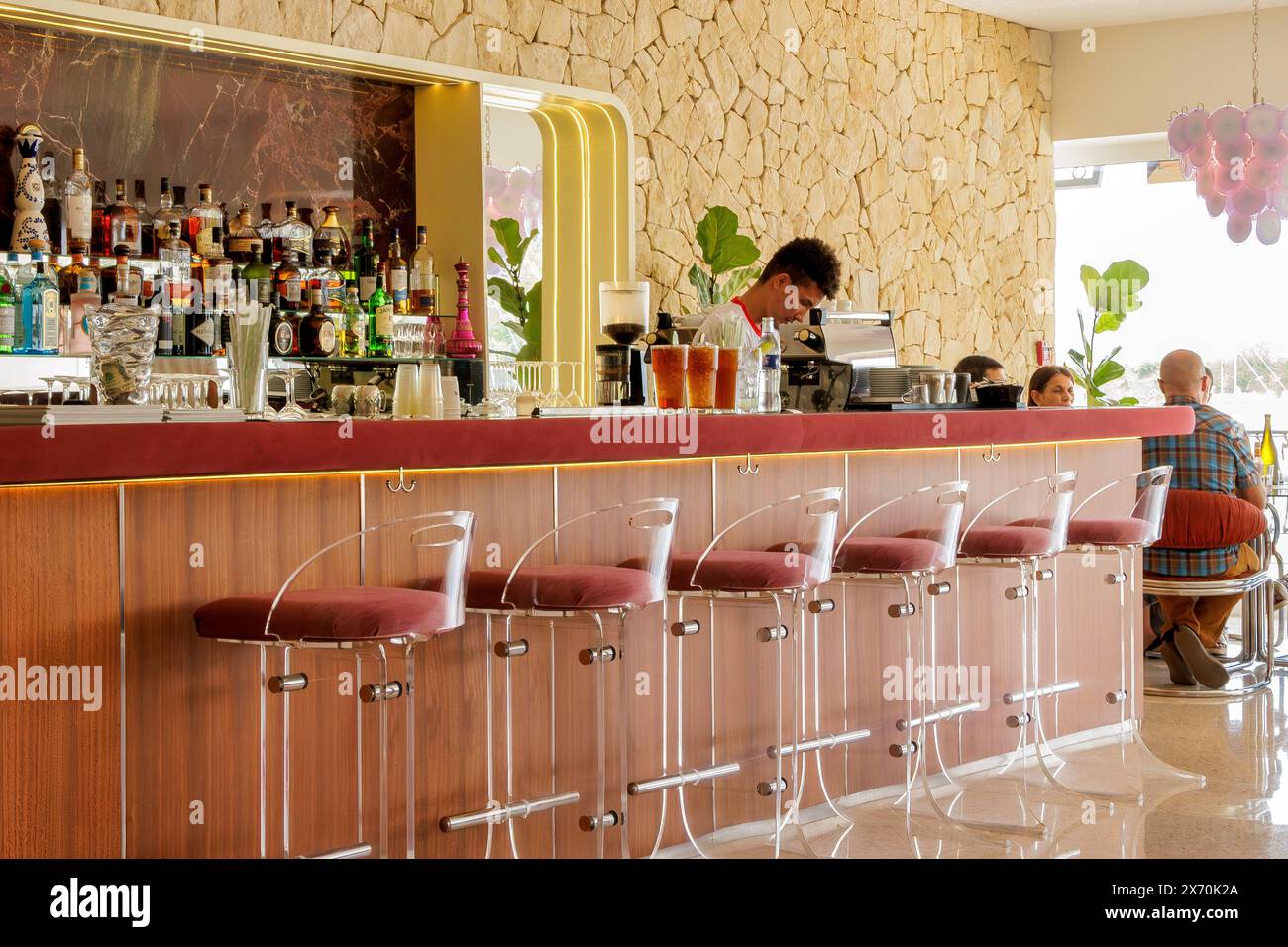 Barkeeper hinter der Bar im Surf Box Restaurant in Guanacaste, Costa Rica Stockfoto