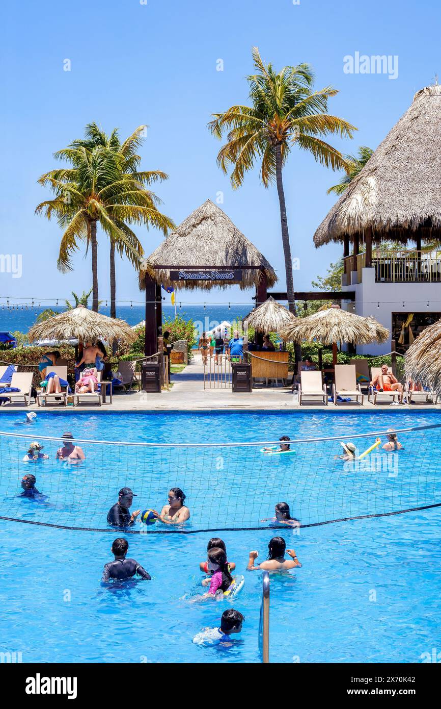 Hotelgäste im Swimmingpool in Guanacaste, Costa Rica Stockfoto