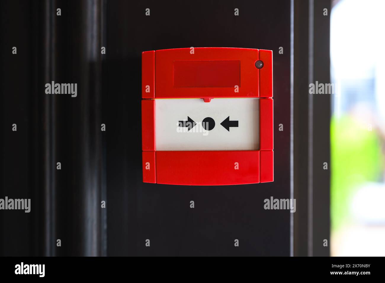 Vollständige Vorderansicht der an der Außenwand montierten Brandmeldetaste Stockfoto