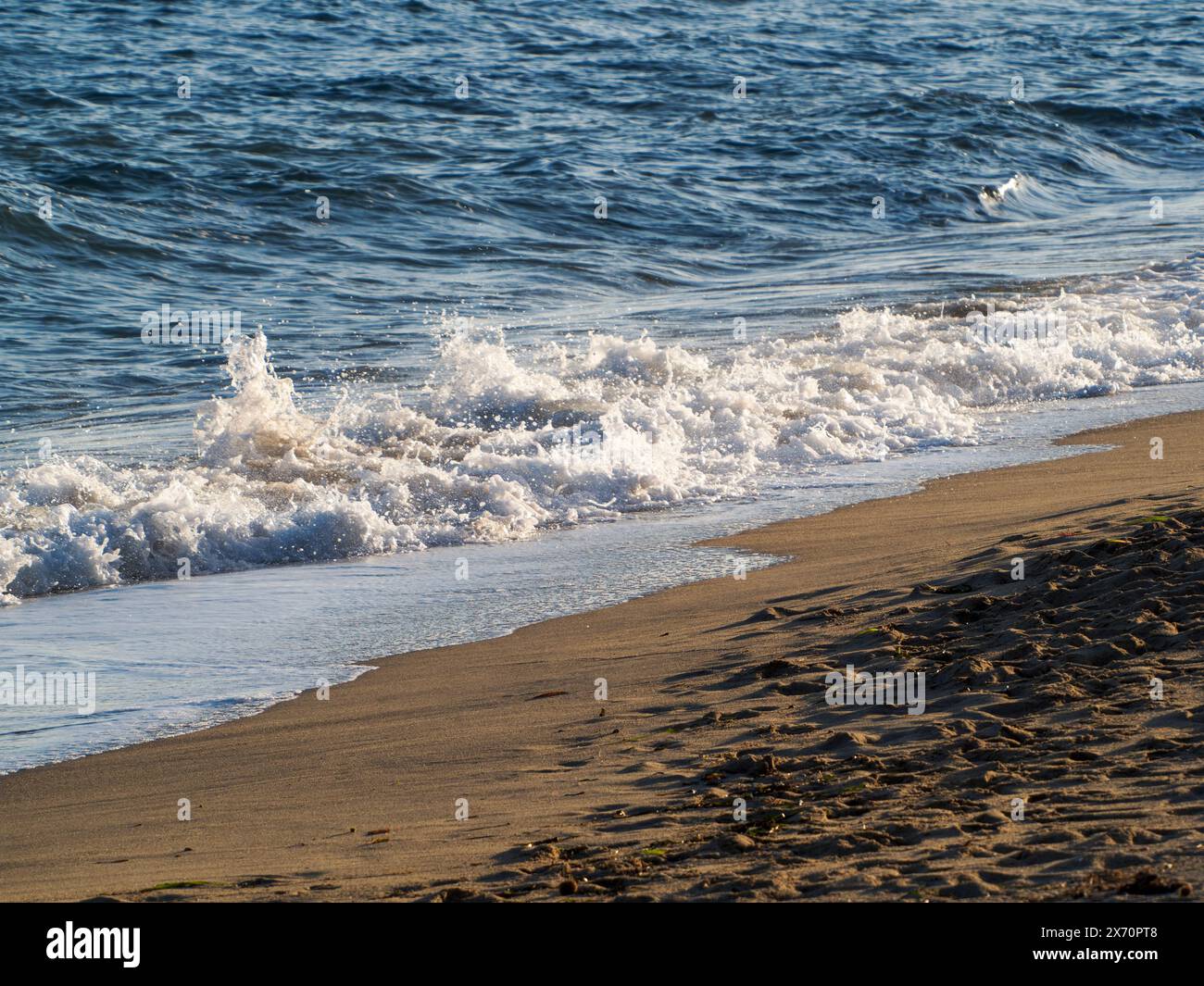 Wunderschöne gekrümmte Wasserwellen werden als Hintergrundbild verwendet. Ozeanwelle. Spektakuläres Hintergrundfoto von der weißen Welle des Meerwassers spla Stockfoto