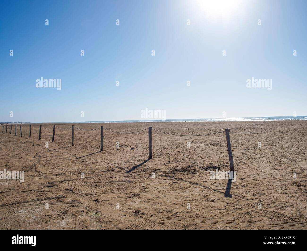 Leerer Sandstrand und Meer. Der nächste Sandstrand. Wunderschöne Panoramalandschaft. Ein inspirierender tropischer Meeresblick. Sonnenuntergang Himmel Ruhe Entspannung Stockfoto