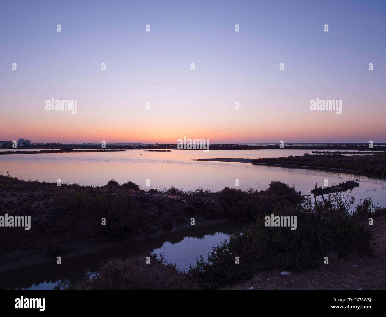 Wunderschöner Sonnenaufgangs- oder Sonnenunterganghimmel mit Sonnenhintergrund. Verschwommener Meeresboden bei Sonnenuntergang, abstrakter natürlicher Hintergrund und Bewegungsunschärfe, Panoramablick auf Stockfoto