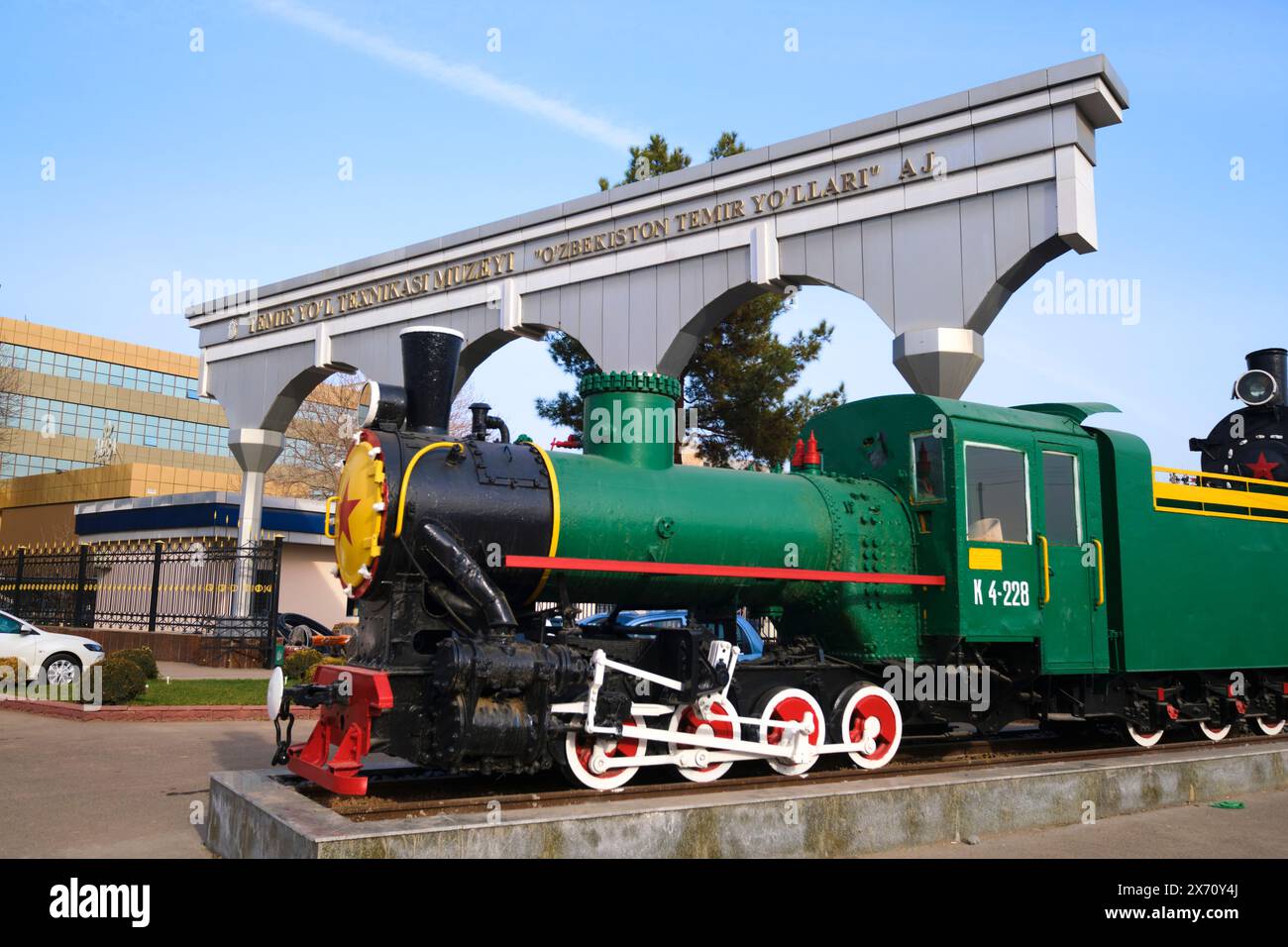 Der Vordereingang, mit grüner und gelber Lokomotive. Im Eisenbahnmuseum befindet sich eine Sammlung von sowjetischen, russischen Zügen, Lokomotiven und anderen Autos. I Stockfoto