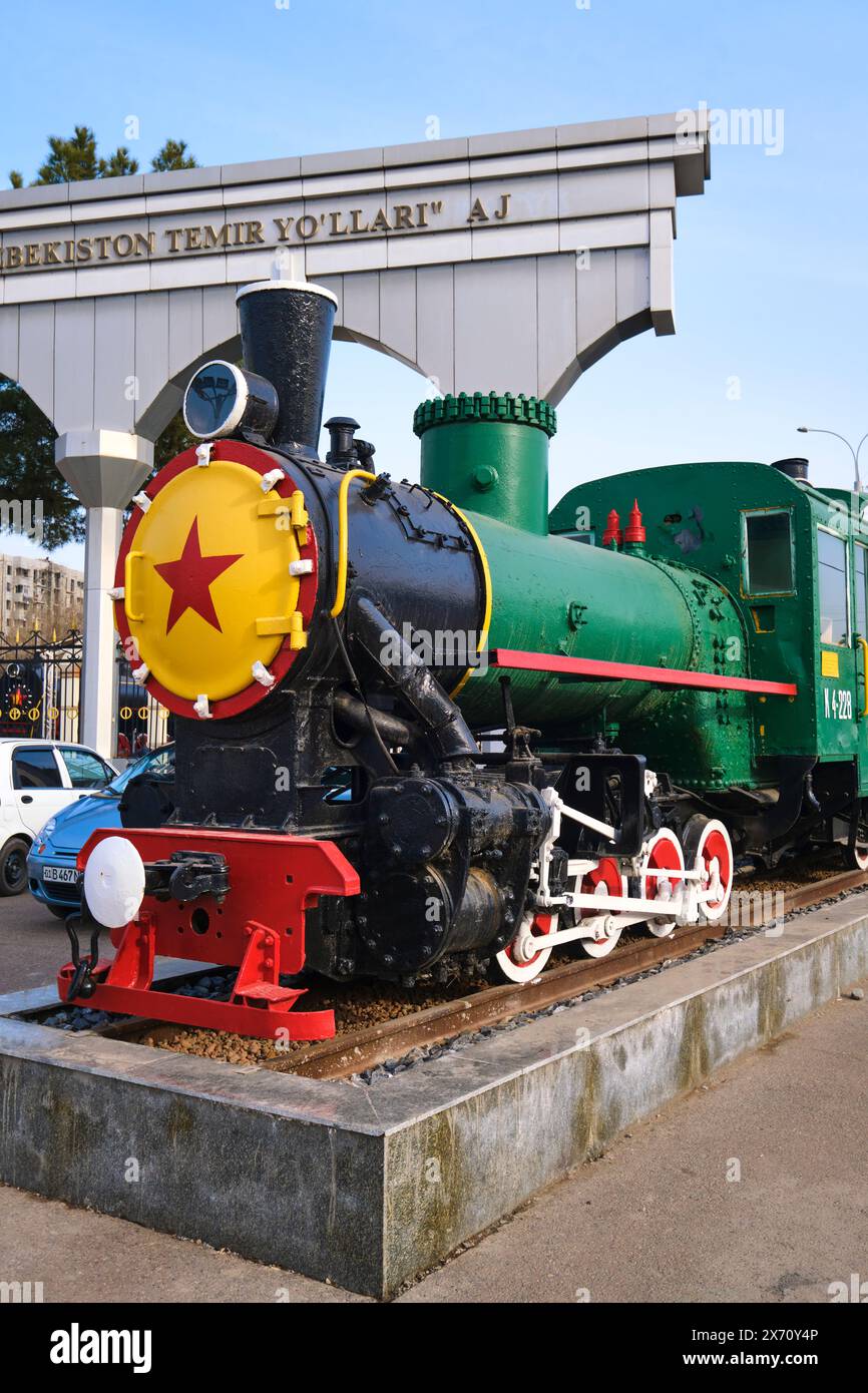 Der Vordereingang, mit grüner und gelber Lokomotive. Im Eisenbahnmuseum befindet sich eine Sammlung von sowjetischen, russischen Zügen, Lokomotiven und anderen Autos. I Stockfoto