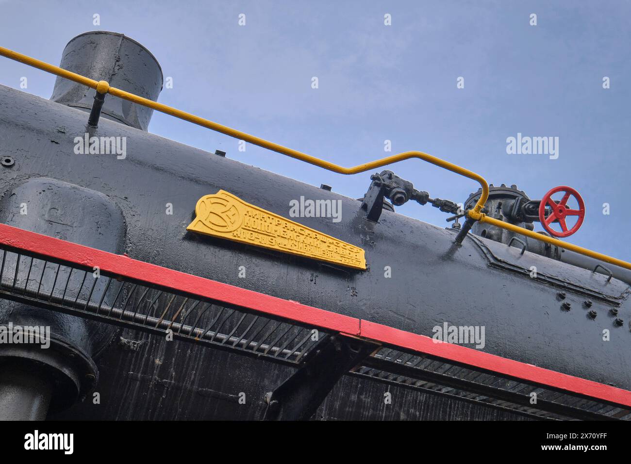 Detail eines alten Kennzeichens für Dampflokomotiven. Im Eisenbahnmuseum befindet sich eine Sammlung von sowjetischen, russischen Zügen, Lokomotiven und anderen Autos. Stockfoto Detail eines alten Kennzeichens für Dampflokomotiven. Im Eisenbahnmuseum befindet sich eine Sammlung von sowjetischen, russischen Zügen, Lokomotiven und anderen Autos. Stockfoto