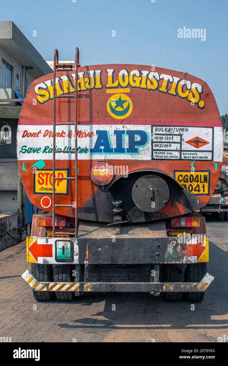 Tankwagen von Indien auf der Straßenseite in der Nähe von Neu-Delhi. Stockfoto