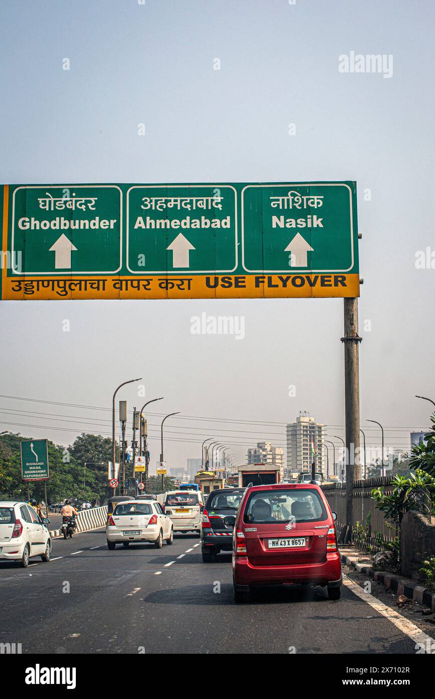 Autos fahren auf dem indischen Highway mit Schildern nach Ahmedabad und Nashik Stockfoto