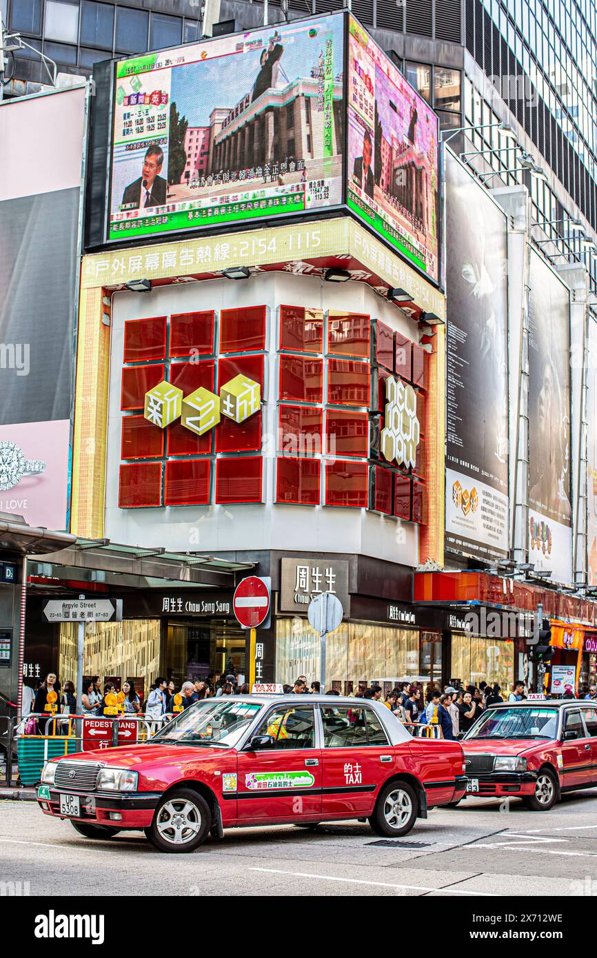 Rotes Taxi in der überfüllten Hong Kong Street. Stockfoto