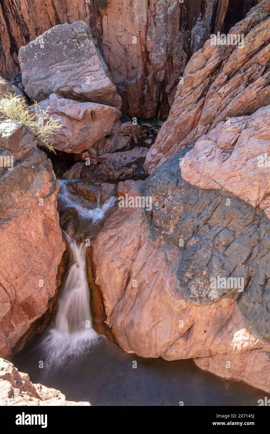 Wundervolle Wasserfälle entlang des herrlichen Water Wheel Falls Wander Trail in der Nähe von Peyson, Arizona (USA). Verführerisch, Erstaunlich, Atemberaubend, Fesselnd, Stockfoto