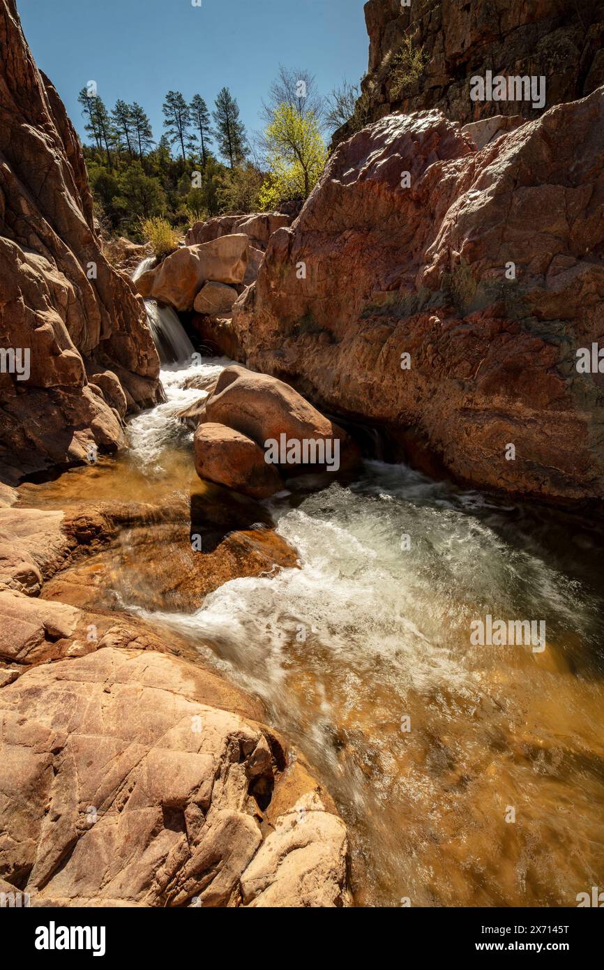 Wundervolle Wasserfälle entlang des herrlichen Water Wheel Falls Wander Trail in der Nähe von Peyson, Arizona (USA). Verführerisch, Erstaunlich, Atemberaubend, Fesselnd, Stockfoto