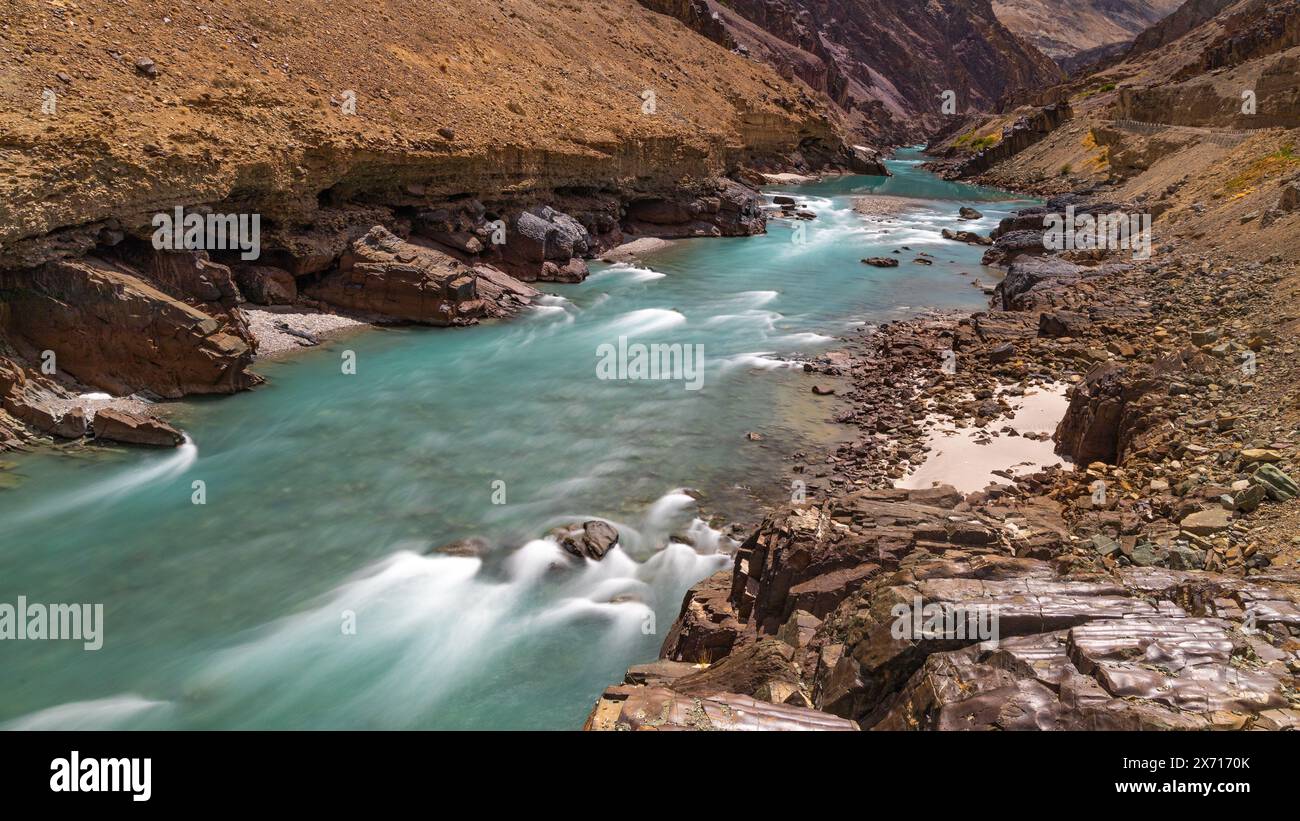 Eine Nahaufnahme der langen Exposition von klarem, grünem Wasser, das über Felsen fließt Stockfoto