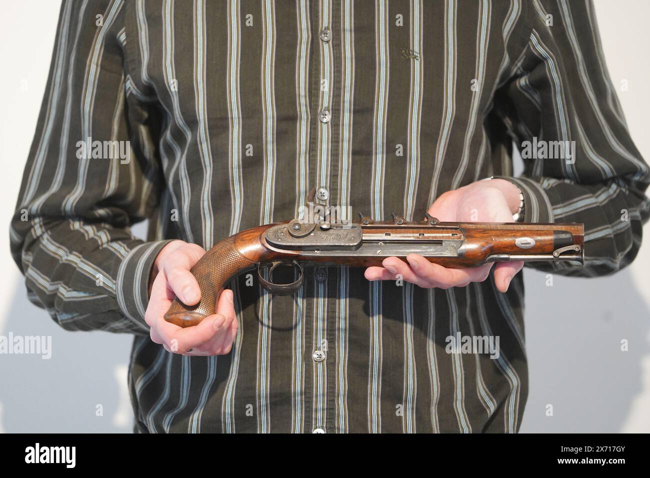 London, Großbritannien. Mai 2024. Eine außergewöhnlich feine und seltene 15-Loch Percussion 4-Schuss überlagerte Lastoffizierpistole, um 1830. Schätzung: £15.000-20.000. Vorschau auf Bonhams Antique Arms and Armour Sale. In Bonhams Knightsbridge. Der Verkauf läuft online bis zum 22. Mai. Quelle: amer Gazzal/Alamy Live News Stockfoto