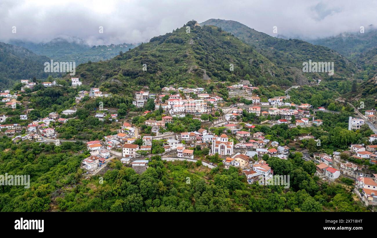 Drohnenansicht des Dorfes Moutoullas im Marathasa-Tal, Bezirk Nikosia, Republik Zypern Stockfoto